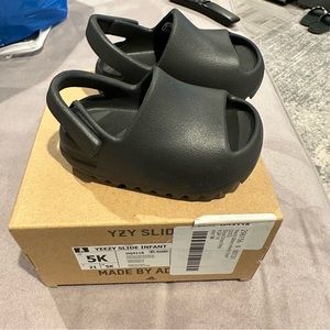 NIB Authentic Yeezy toddler Slides size 5